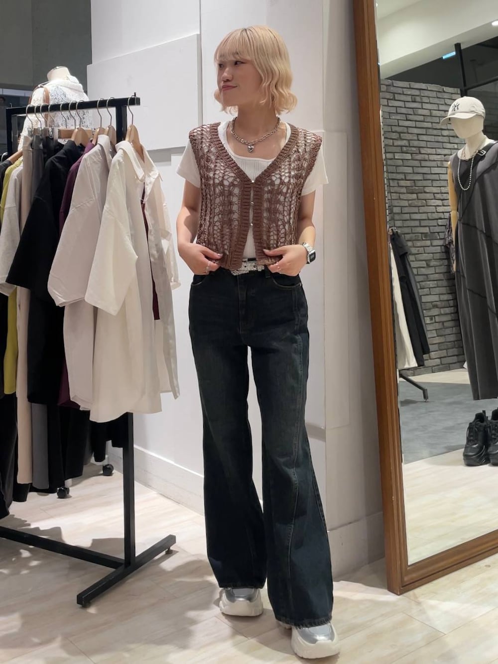 「カジュアル、個性派、差し色コーデ、オーバーサイズ、PAGEBOY、PBLIM、古着MIX、レイヤードスタイル、スニーカー、ベスト、ノースリーブ、カジュアルコーデ、韓国系、韓国ファッション、フレアパンツ」｜「PAGEBOYのダットコンビソールスニーカー（スニーカー、シルバー系）」を使った、nya2kichanさん（レディース・158cm）の夏コーディネートの1枚目の写真