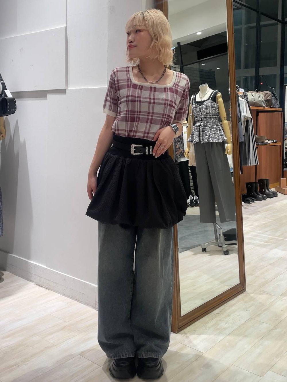 「カジュアル、個性派、差し色コーデ、オーバーサイズ、PAGEBOY、PBLIM、古着MIX、レイヤードスタイル、デニムパンツ、カジュアルコーデ、韓国系、韓国ファッション」｜「PAGEBOYのプラットチャンキースニーカー（スニーカー、ブラック系）」を使った、nya2kichanさん（レディース・158cm）の夏コーディネートの1枚目の写真
