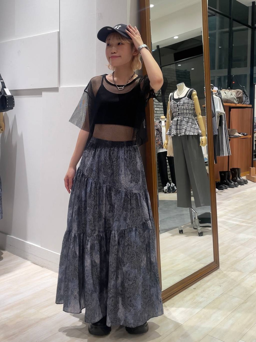 「カジュアル、個性派、差し色コーデ、オーバーサイズ、PAGEBOY、PBLIM、古着MIX、レイヤードスタイル、スカート、ロングスカート、キャップ」｜「PAGEBOYのプラットチャンキースニーカー（スニーカー、ブラック系）」を使った、nya2kichanさん（レディース・158cm）の夏コーディネートの1枚目の写真