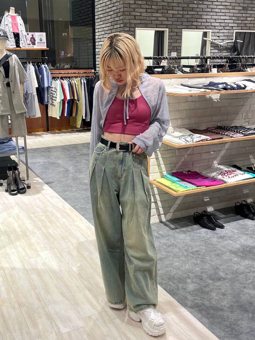 「カジュアル、個性派、差し色コーデ、オーバーサイズ、PAGEBOY、PBLIM、古着MIX、レイヤードスタイル、サンダル、厚底サンダル、日焼け止め、カジュアルコーデ、ストリート、デニムパンツ、ワイドパンツ」｜「PAGEBOYのモードバックルベルト3（ベルト、ブラック系）」を使った、nya2kichanさん（レディース・158cm）の夏コーディネートの1枚目の写真
