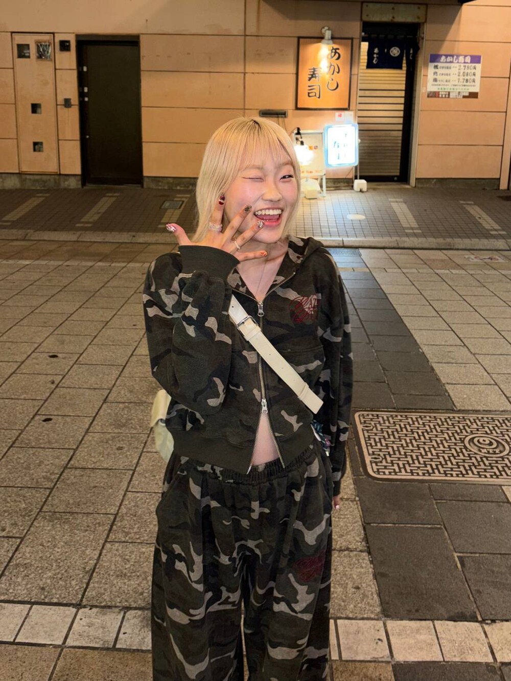 その他のスウェットパンツ、その他のパーカーを着用したレディースの秋コーディネートの1枚目の写真