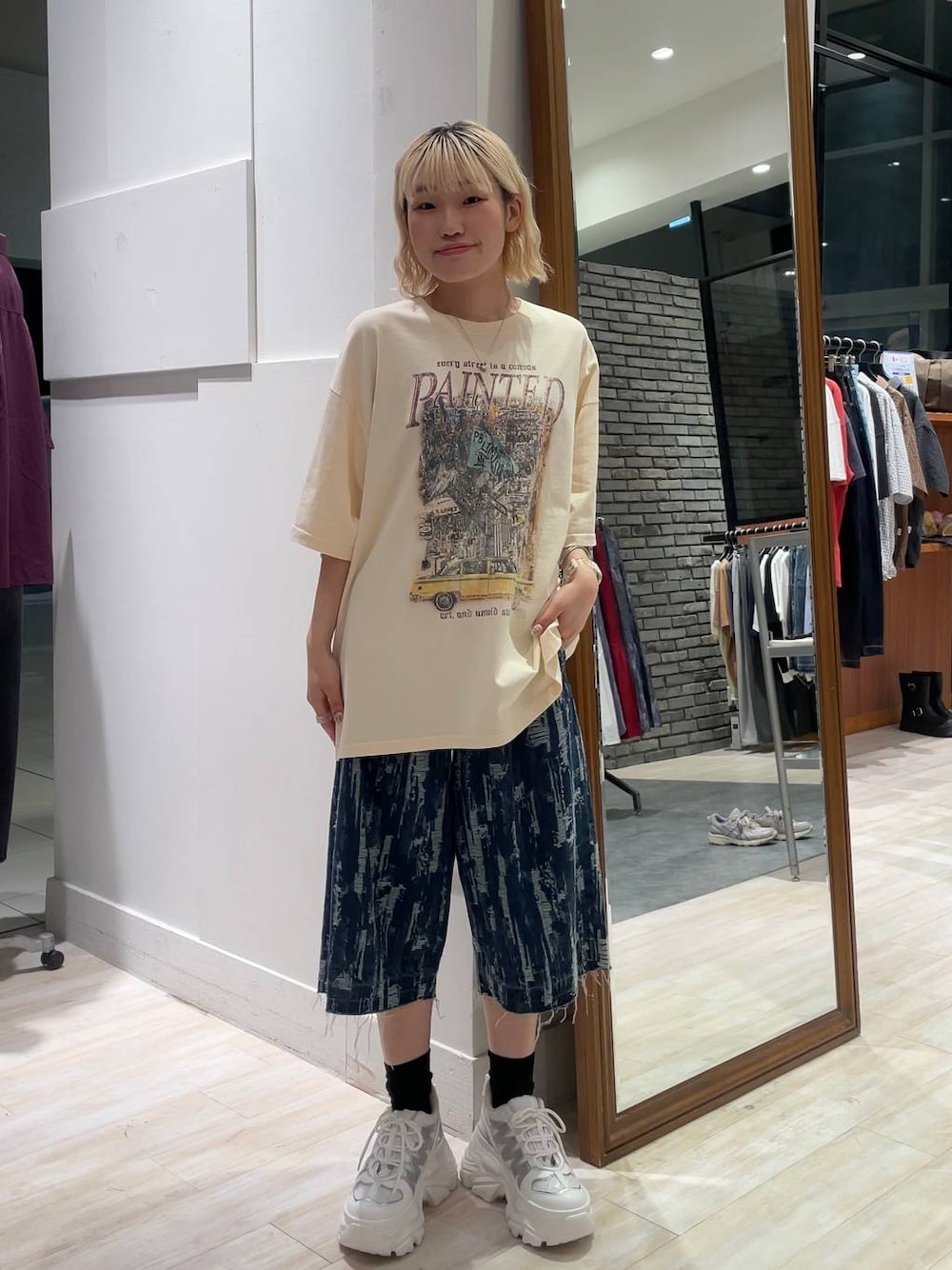 「カジュアル、個性派、差し色コーデ、オーバーサイズ、PAGEBOY、PBLIM、古着MIX、レイヤードスタイル、メンズライク、ハーフパンツ、Tシャツ、韓国系、韓国ファッション」｜「PAGEBOYのプラットチャンキースニーカー（スニーカー、ホワイト系）」を使った、nya2kichanさん（レディース・158cm）の夏コーディネートの1枚目の写真