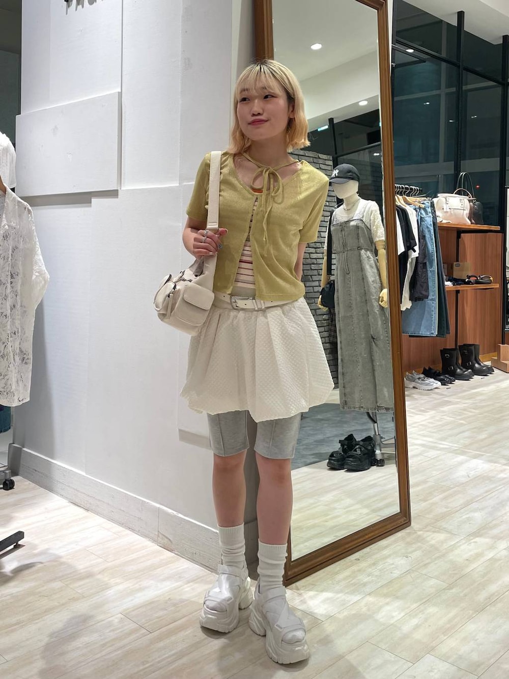 「カジュアル、個性派、差し色コーデ、オーバーサイズ、PAGEBOY、PBLIM、古着MIX、レイヤードスタイル、カジュアルコーデ、ミニスカート、ショートパンツ、韓国系、韓国ファッション、サンダル」｜「PAGEBOYのダッドコンビスポサン（サンダル、ホワイト系）」を使った、nya2kichanさん（レディース・158cm）の夏コーディネートの1枚目の写真