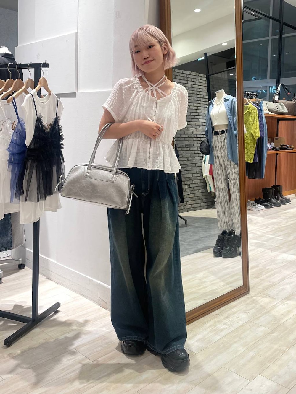 「カジュアル、個性派、差し色コーデ、オーバーサイズ、PAGEBOY、PBLIM、古着MIX、レイヤードスタイル、カジュアルコーデ、ブラウス、デニムパンツ」｜「PAGEBOYのプラットチャンキースニーカー（スニーカー、ブラック系）」を使った、nya2kichanさん（レディース・158cm）の夏コーディネートの1枚目の写真