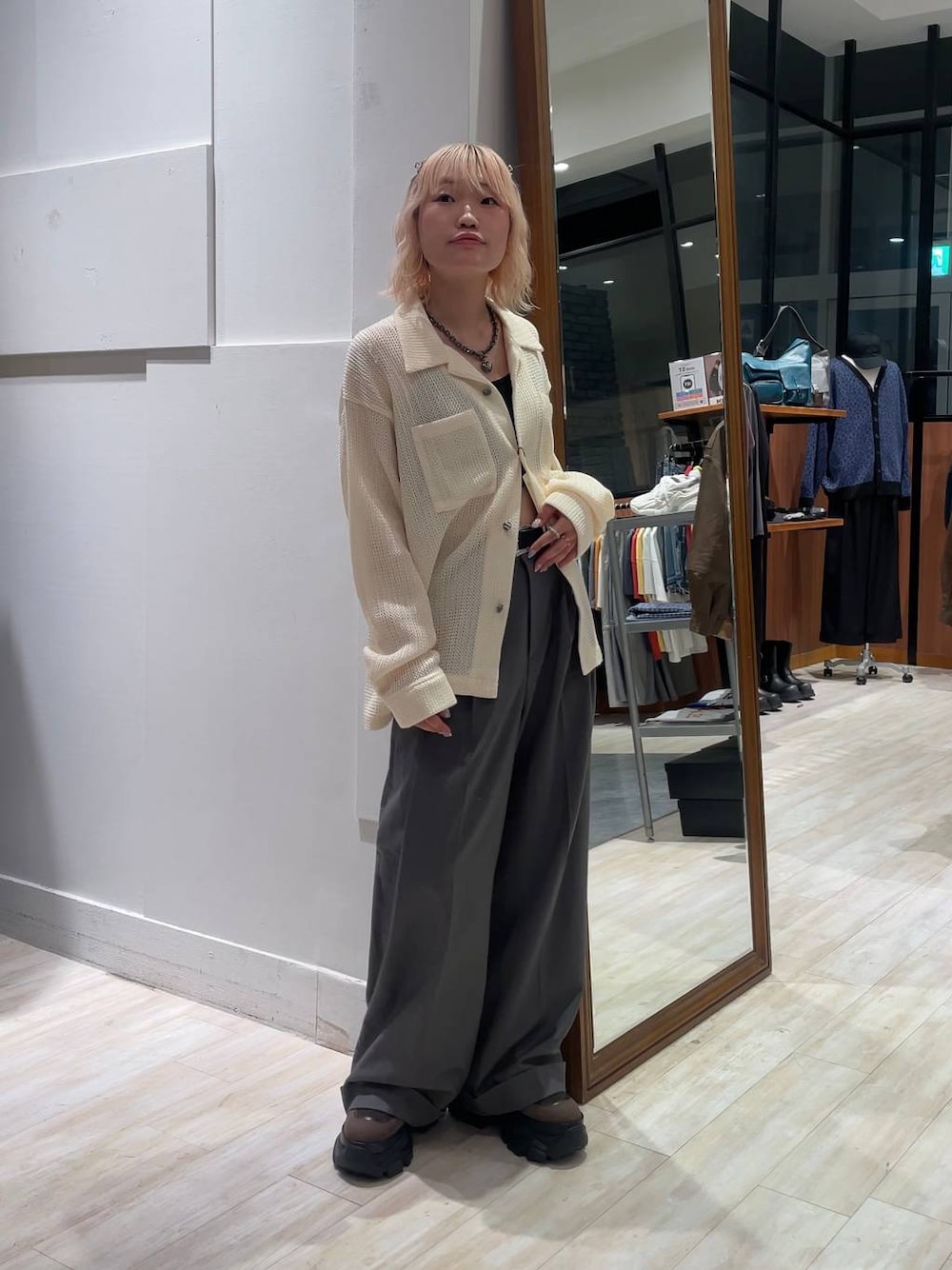 ブラック系のキャミソール、グレー系のスラックス、ホワイト系のシャツ/ブラウスを着用したレディースの秋コーディネートの1枚目の写真