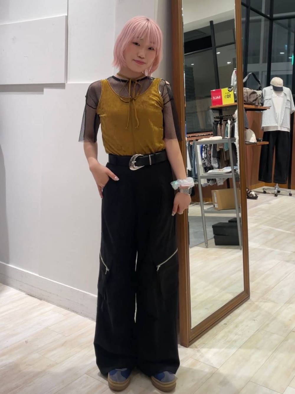 「カジュアル、個性派、差し色コーデ、オーバーサイズ、PAGEBOY、PBLIM、古着MIX、レイヤードスタイル、秋コーデ、カジュアルコーデ、秋冬新作」｜「PAGEBOYのTRカーゴスラックス（カーゴパンツ、ブラック系）」を使った、nya2kichanさん（レディース・158cm）の夏コーディネートの1枚目の写真