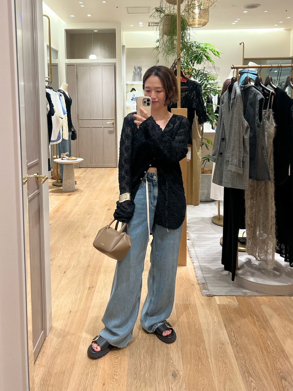 「LOUNGEDRESSのカットレースVブラウス（カーディガン/ボレロ、ブラック系）」を使った、kuuusanさん（骨格ストレート・レディース・157cm）の夏コーディネートの1枚目の写真