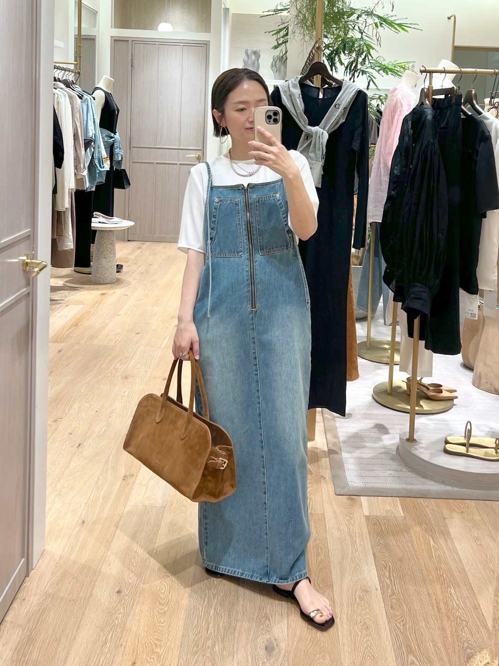 「LOUNGEDRESSのサテンTブラウス（シャツ/ブラウス、ホワイト系）」を使った、kuuusanさん（骨格ストレート・レディース・157cm）の春コーディネートの1枚目の写真