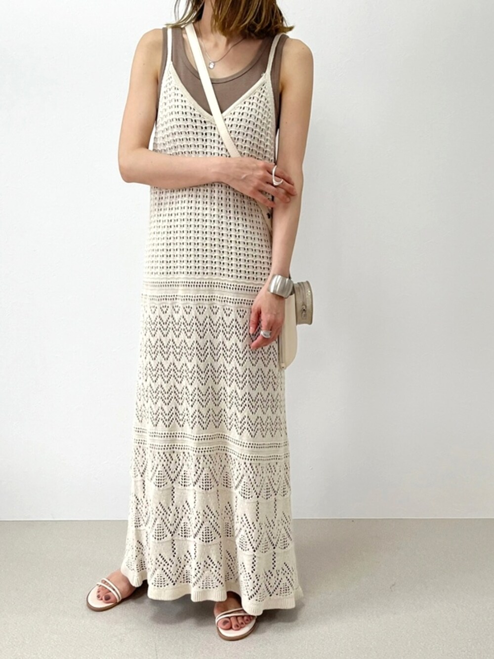 ホワイト系のワンピース、ブラウン系のワンピースを着用したレディースの夏コーディネートの1枚目の写真