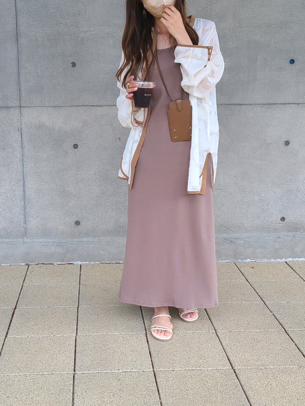 ブラウン系のワンピース、ホワイト系のシャツ/ブラウス、ブラウン系のその他小物を着用したレディースの夏コーディネートの1枚目の写真