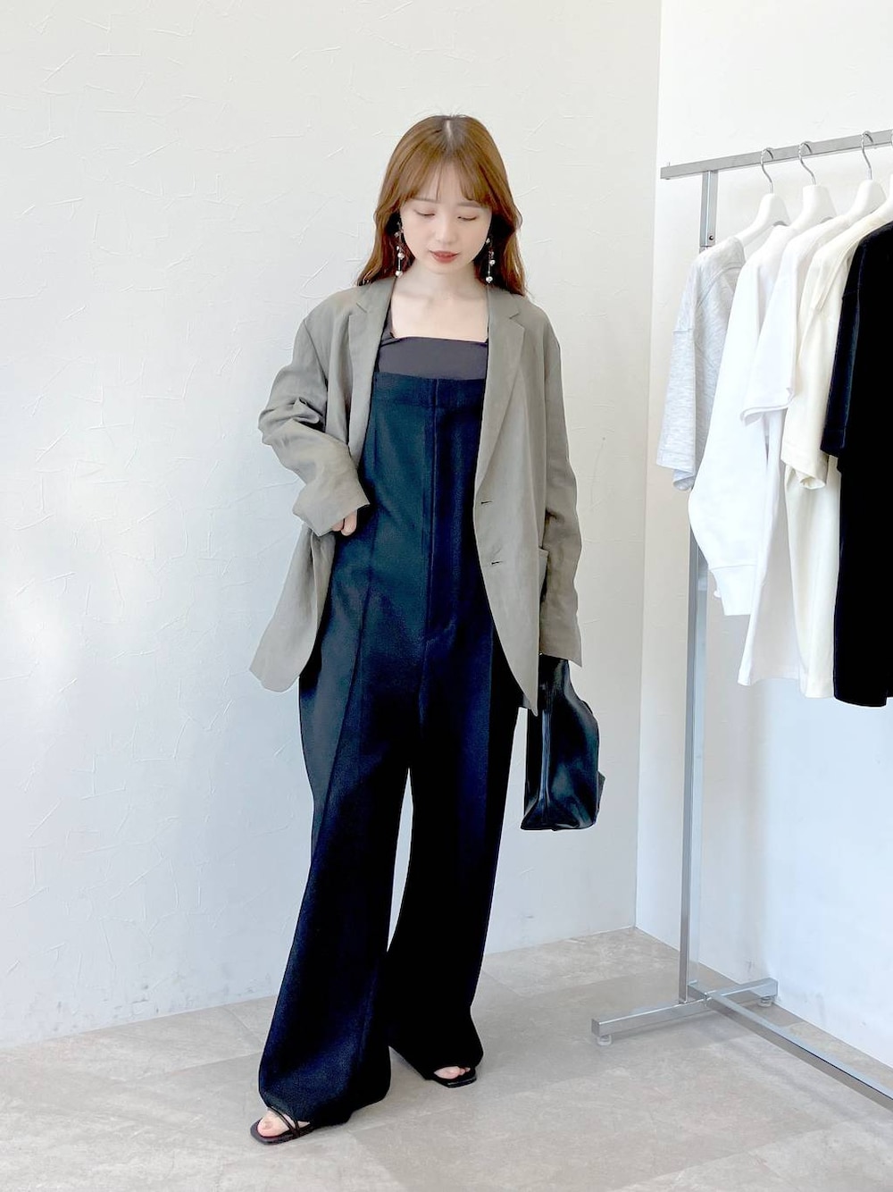 「きれいめ、トラッド、高見え、休日コーデ、骨格ウェーブ、モード、旅行、着痩せ・細見え、シンプルコーデ、STERNBERG、大人カジュアル、ジャケット、ジャケットスタイル、ニット、タンクトップ」｜「STERNBERGのオーバーリネンテーラードジャケット（テーラードジャケット、ブラウン系）」を使った、ぱっち(STERNBERG)さん（レディース・158cm）の春コーディネートの1枚目の写真