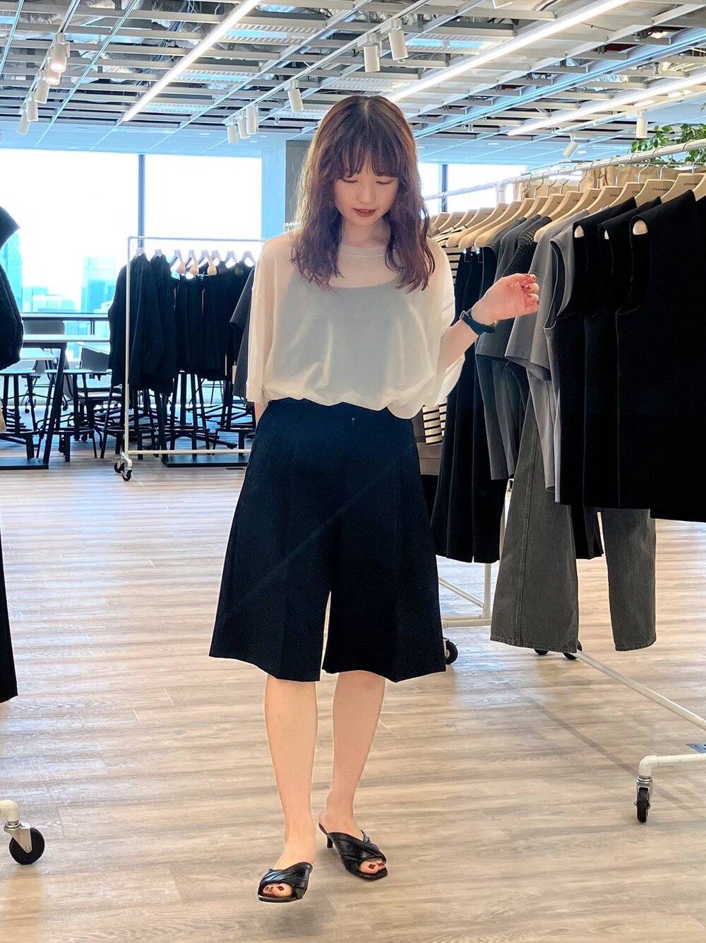 ブラック系のその他パンツを着用したレディースの夏コーディネートの1枚目の写真
