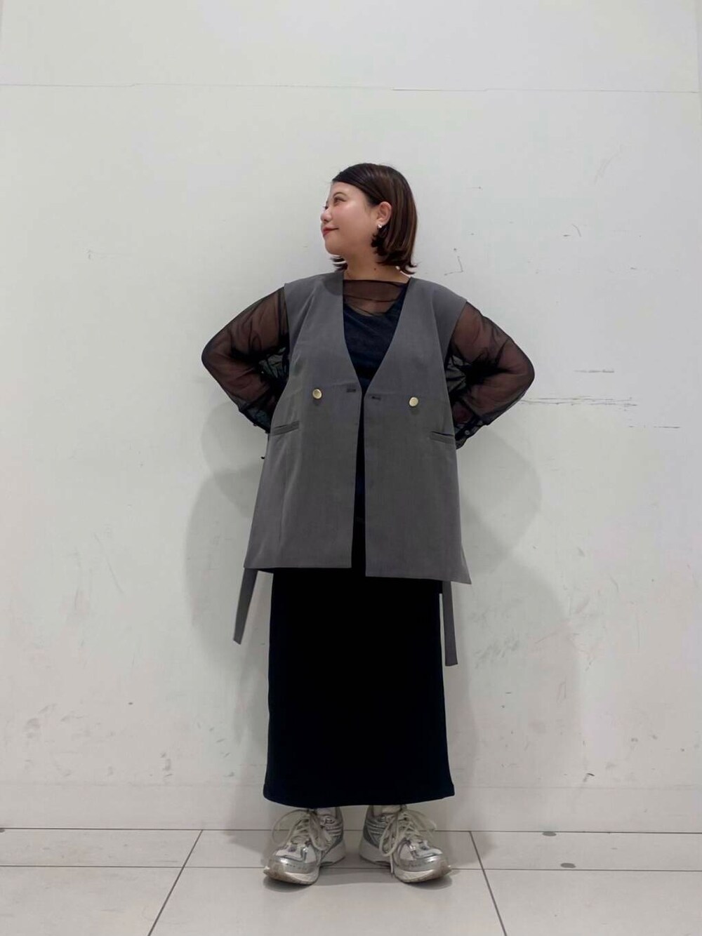 ブラック系のスカート、グレー系のその他アウターを着用したレディースの夏コーディネートの1枚目の写真