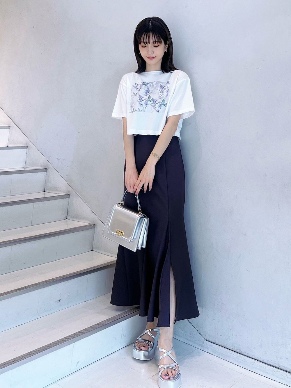 「MERCURYDUO(MERCURYDUO)、マーキュリーデュオ(MERCURYDUO)、骨格ウェーブ、Tシャツ×スカート、Tシャツコーデ、マーメイドスカート、スリットスカート、フェミニンコーデ、大人フェミニン、ガーリーカジュアル、大人ガーリー、夏コーデ、チビT、シルバーバッグ、シルバーシューズ」｜「planticaのプランティカプリントTシャツ（Tシャツ/カットソー、パープル系）」を使った、mihoさん（レディース・162cm）の夏コーディネートの1枚目の写真