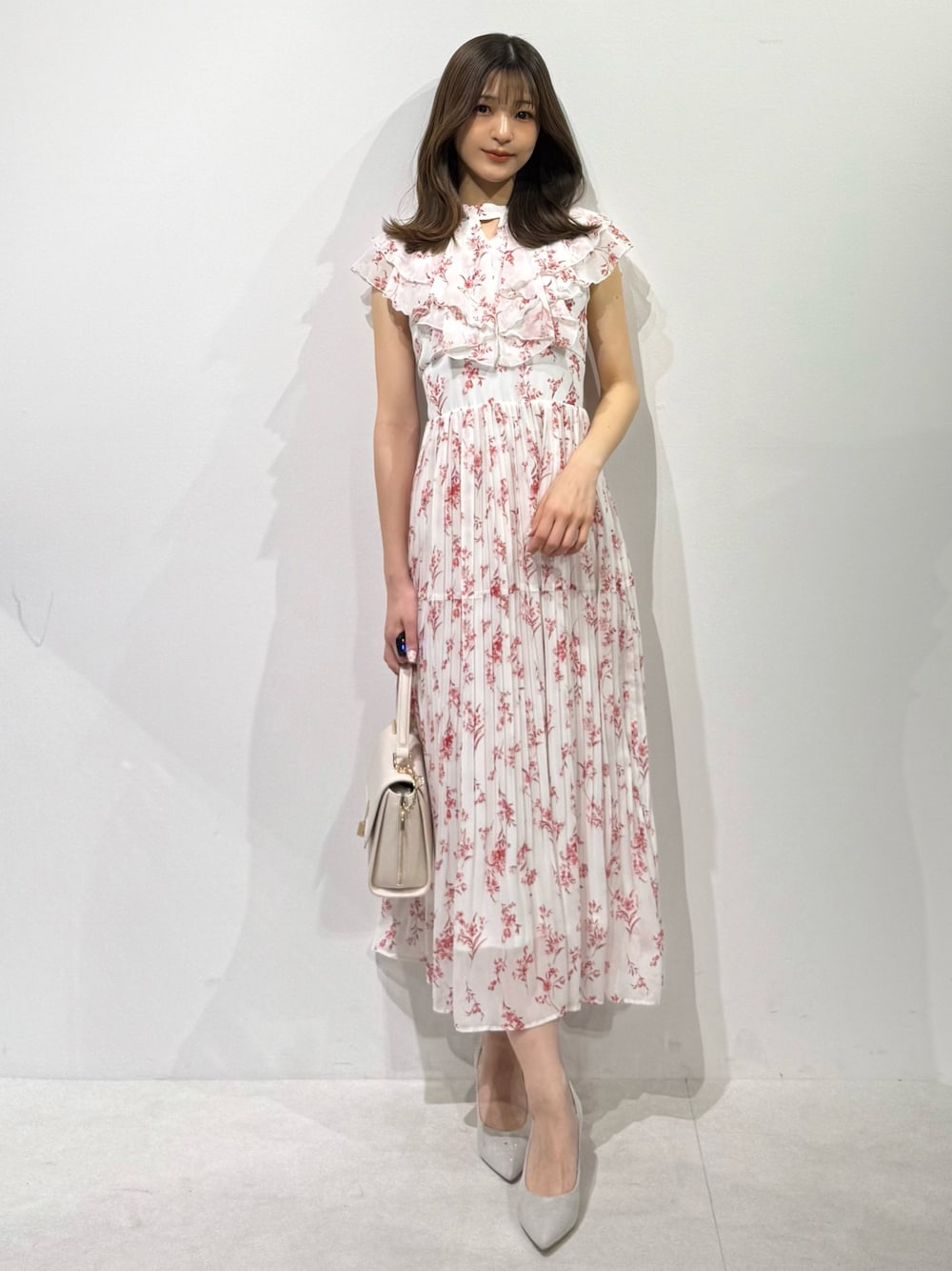 「ワンピース、ワンピーススタイル、ワンピースコーデ、フェミニン、フェミニンコーデ、ガーリー、ガーリーコーデ、大人女子、大人かわいい、大人ガーリー、大人可愛い、ロングワンピース、最近のいい感じコーデ、夏コーデ、ノースリーブワンピース」｜「MERCURYDUOの花柄ラッフルプリーツティアードワンピース（ワンピース、レッド系）」を使った、mihoさん（骨格ウェーブ・レディース・163cm）の春コーディネートの1枚目の写真