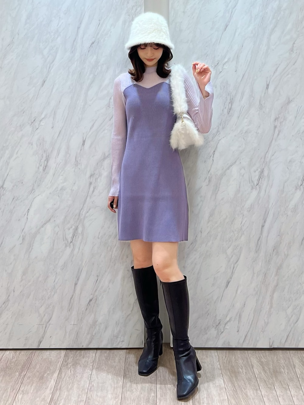 「MERCURYDUO(MERCURYDUO)、マーキュリーデュオ(MERCURYDUO)、骨格ウェーブ、ミニワンピ、ミニワンピース、ファーバケハ、バケハ、ファー小物、ファーバッグ、ロングブーツ、パープル、パープルコーデ、ラベンダー、女子会、休日スタイル」｜「MERCURYDUOのエコファーバケットハット（ハット、ホワイト系）」を使った、mihoさん（レディース・163cm）の秋コーディネートの1枚目の写真