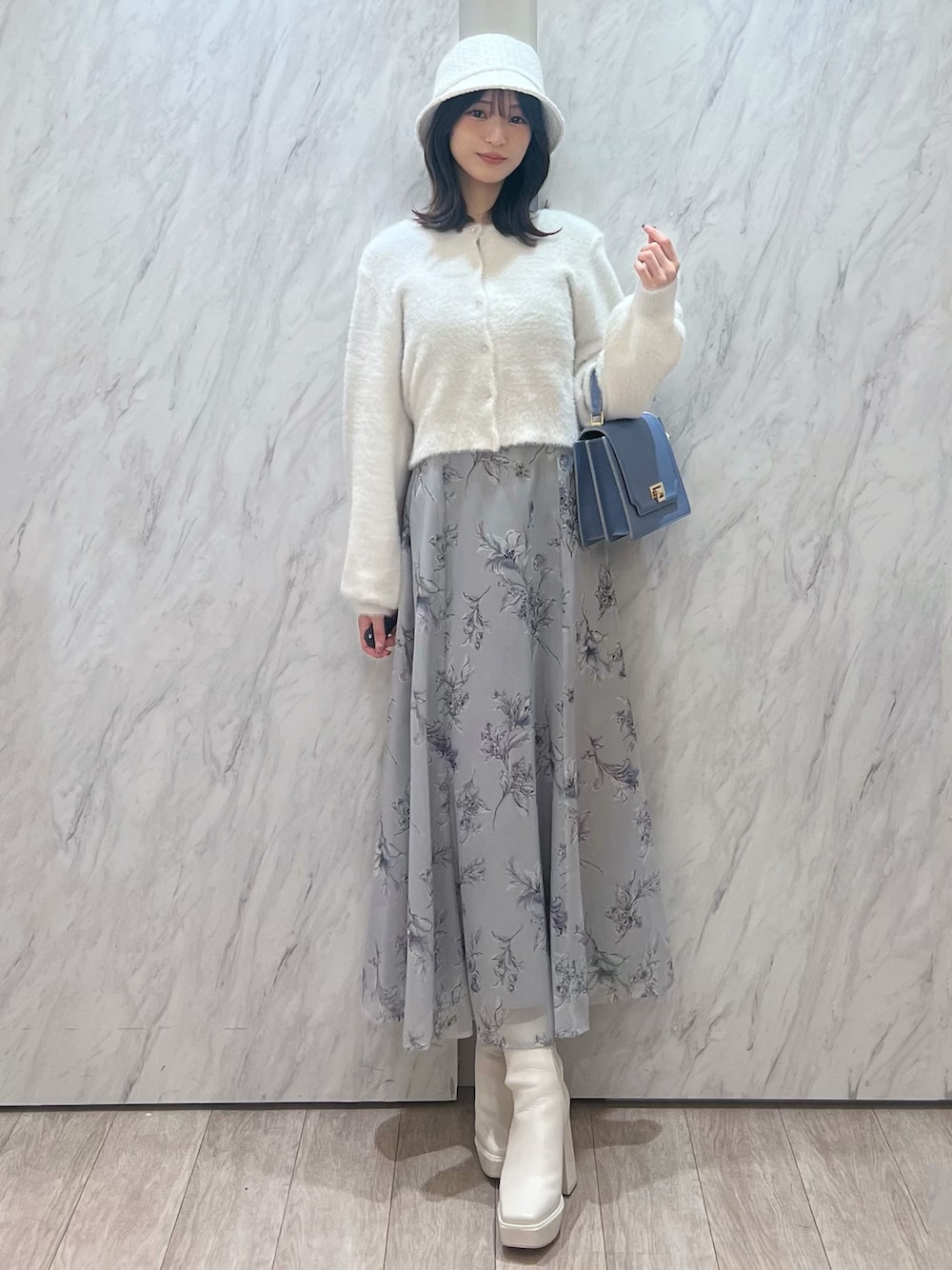 「MERCURYDUO(MERCURYDUO)、マーキュリーデュオ(MERCURYDUO)、骨格ウェーブ、バケハ、花柄スカート、花柄ワンピース、カーディガン、カーディガンコーデ、ふわふわ、シャギーニット、寒色系、ブルーコーデ、水色、休日スタイル、モテ」｜「MERCURYDUOのツイードバケットハット（ハット、ホワイト系）」を使った、mihoさん（レディース・163cm）の秋コーディネートの1枚目の写真