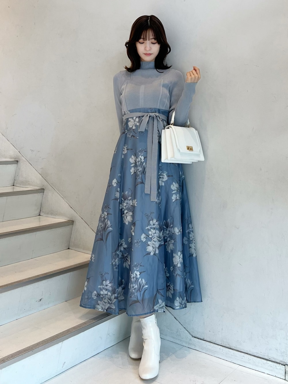 「MERCURYDUO(MERCURYDUO)、マーキュリーデュオ(MERCURYDUO)、骨格ウェーブ、フレアワンピース、ワンピース、花柄ワンピース、着痩せ・細見え、着痩せ、上品、お呼ばれスタイル、ブルー、水色、オフィスカジュアル、ドライブ、大人ガーリー」｜「MERCURYDUOのフラワードッキングコルセットワンピース（ワンピース、ブルー系）」を使った、mihoさん（レディース・163cm）の秋コーディネートの1枚目の写真