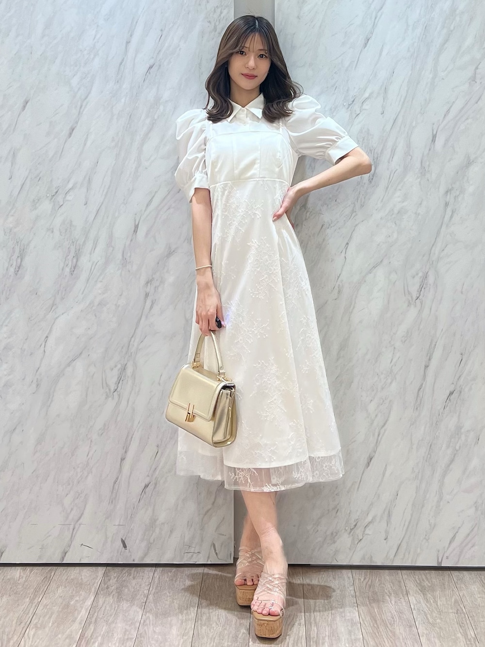 「春コーデ、春めき満開コーデ、ドライブ、女子会、大人可愛い、春服コーデ、大人コーデ、春、春服、お花見コーデ、ホワイト、ホワイトコーデ、ワンピ、ワンピース、ワンピーススタイル」｜「MERCURYDUOのビスチェドッキングパワショルシャツワンピース（ワンピース、ホワイト系）」を使った、mihoさん（骨格ウェーブ・レディース・163cm）の春コーディネートの1枚目の写真