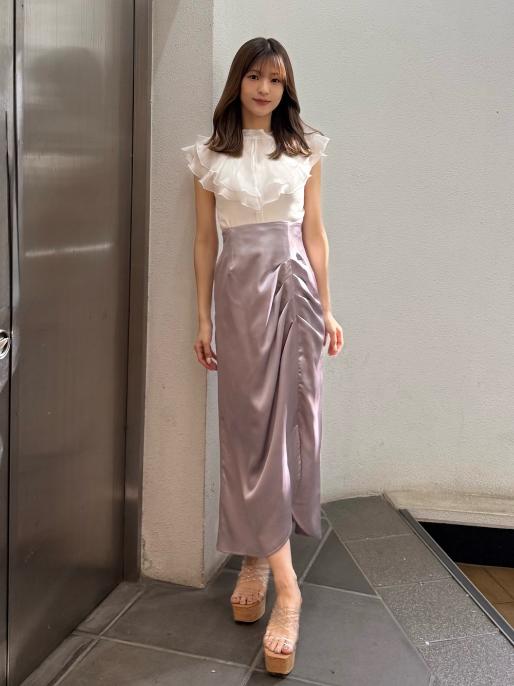 「フェミニン、フェミニンコーデ、ガーリー、ガーリーコーデ、きれいめコーディネート、キレイめコーデ、きれいめコーデ、大人女子、大人かわいい、大人ガーリー、ラベンダー、サテン、サテンスカート、スカート、スカートスタイル」｜「MERCURYDUOの異素材ラッフルコンパクトニット（ニット/セーター、ホワイト系）」を使った、mihoさん（骨格ウェーブ・レディース・163cm）の夏コーディネートの1枚目の写真