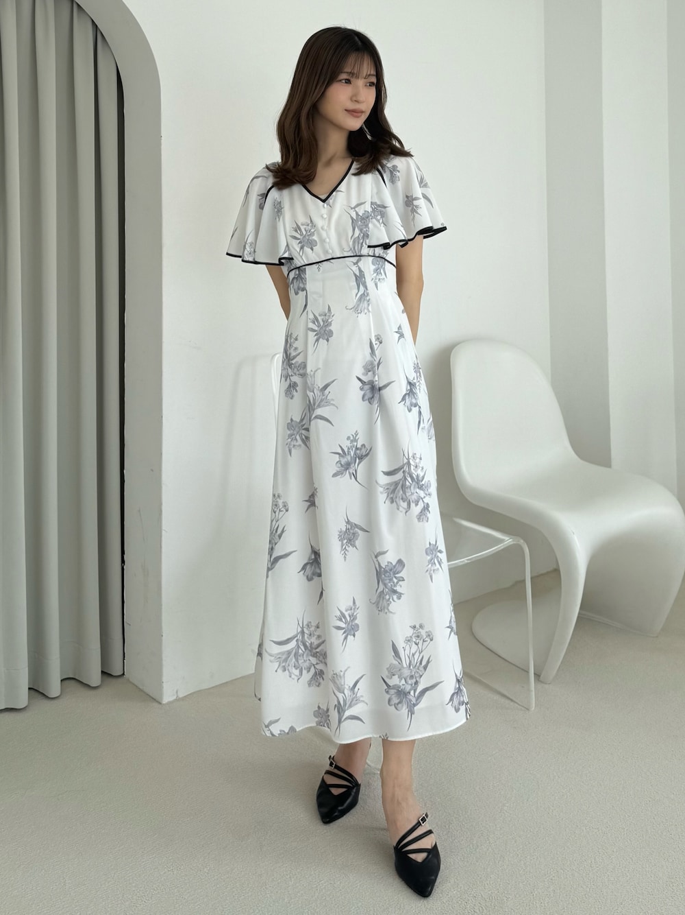 「ワンピース、ワンピーススタイル、ワンピースコーデ、花柄、花柄ワンピース、フェミニン、フェミニンコーデ、大人女子、大人かわいい、大人ガーリー、オトナカワイイ、夏、きれいめコーディネート、おしゃれさんと繋がりたい、ロングワンピース」｜「MERCURYDUOのパイピングフラワー花柄ワンピース（ワンピース、ホワイト系）」を使った、mihoさん（骨格ウェーブ・レディース・163cm）の夏コーディネートの1枚目の写真