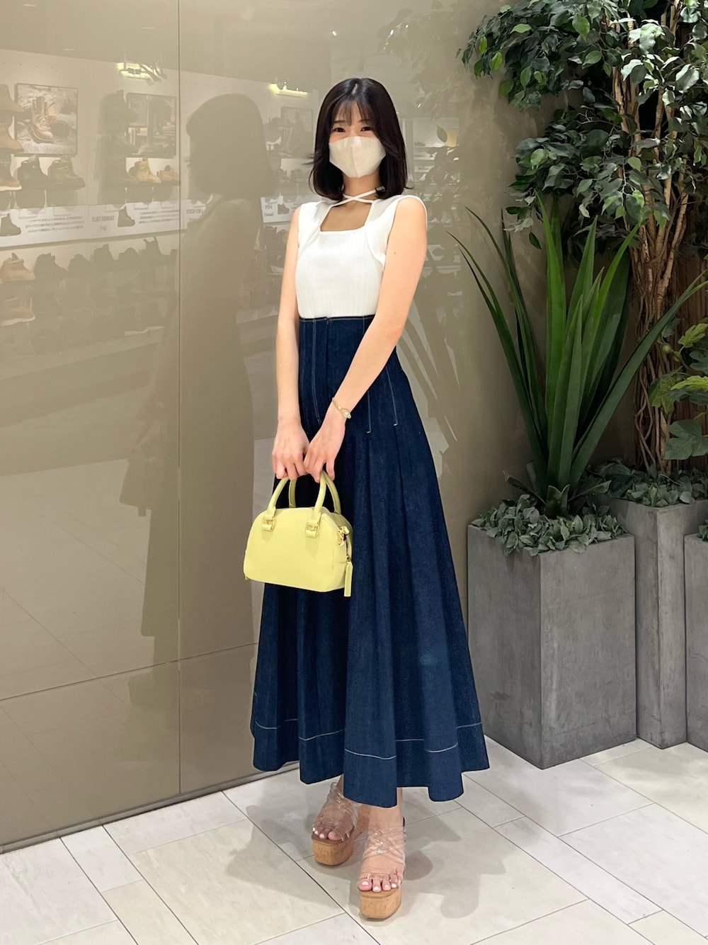 「MERCURYDUO(MERCURYDUO)、マーキュリーデュオ(MERCURYDUO)、骨格ウェーブ、デニムスカート、デニムコーデ、フレアスカート、ロングスカート、リブニット、オトナカジュアル、大人カジュアル、夏コーデ、初夏コーデ、休日スタイル、着回しコーデ、サマーニット」｜「MERCURYDUOのクリアチューブウェッジサンダル（サンダル、その他）」を使った、mihoさん（レディース・162cm）の春コーディネートの1枚目の写真