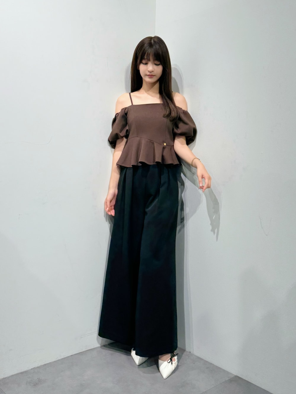 ブラウン系のTシャツ/カットソー、ブラック系のその他パンツ、ホワイト系のその他シューズを着用したレディースの夏コーディネートの1枚目の写真