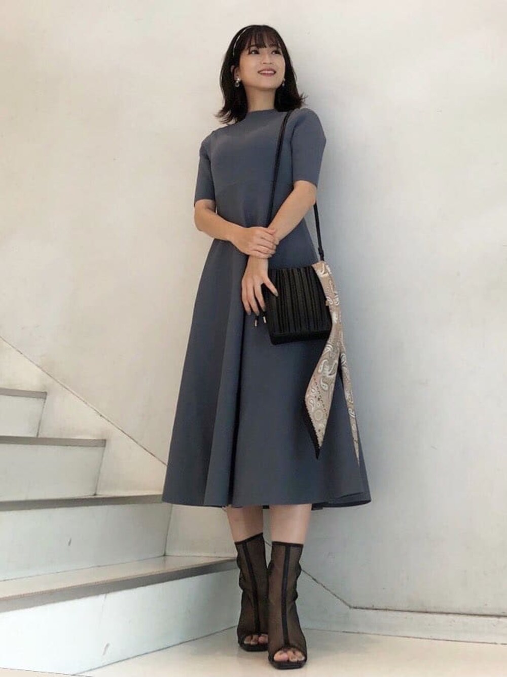 「ワンピース、マーキュリーデュオ、MERCURYDUO、デートコーデ、新作、キレイめ、デート、トレンド、お出かけ、大人フェミニン」｜「MERCURYDUOのプリーツミニポシェット（ハンドバッグ、ブラック系）」を使った、mihoさん（レディース・162cm）の夏コーディネートの1枚目の写真