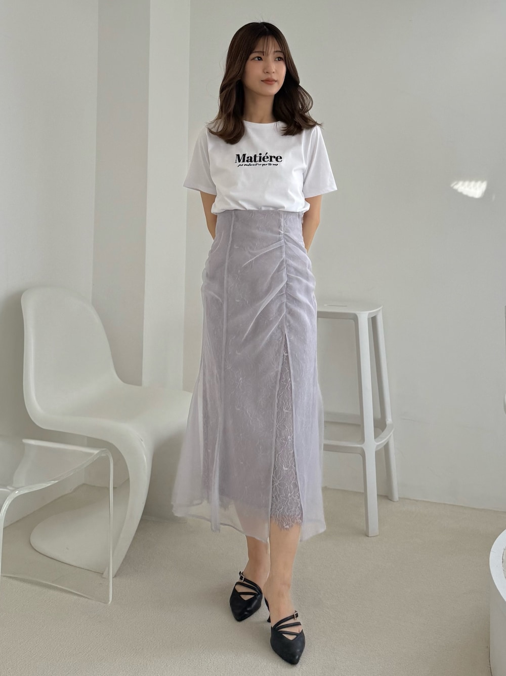 「白シャツ、Tシャツ、Tシャツコーデ、レース、レーススカート、マーメイドスカート、フェミニン、フェミニンコーデ、フェミニンスタイル、ガーリー、ガーリーコーデ、ガーリーカジュアル、ドライブ、女子会、今日のコーデ」｜「MERCURYDUOの刺繍ロゴTシャツ（Tシャツ/カットソー、ホワイト系）」を使った、mihoさん（骨格ウェーブ・レディース・163cm）の夏コーディネートの1枚目の写真