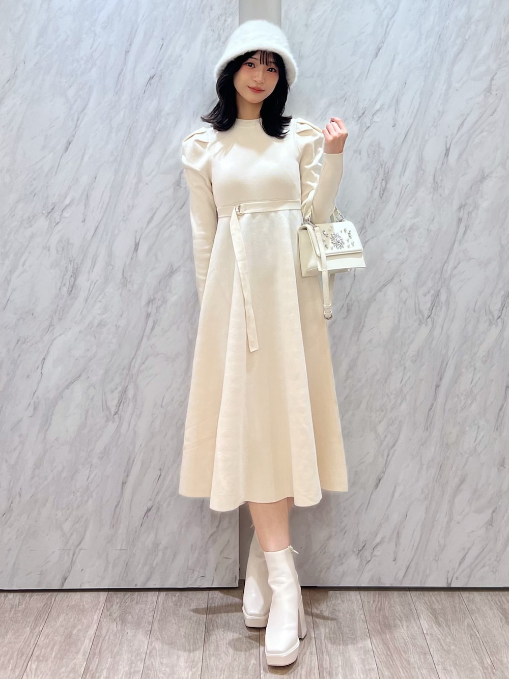 「MERCURYDUO(MERCURYDUO)、マーキュリーデュオ(MERCURYDUO)、骨格ウェーブ、ホワイトコーデ、淡色コーデ、淡色女子、淡色、アイボリー、バケハ、フェミニン、フェミニンコーデ、大人女子、ガーリーコーデ、女子力、テーマパークコーデ」｜「MERCURYDUOのハイゲージフレアニットワンピース（ワンピース、ホワイト系）」を使った、mihoさん（レディース・163cm）の冬コーディネートの1枚目の写真