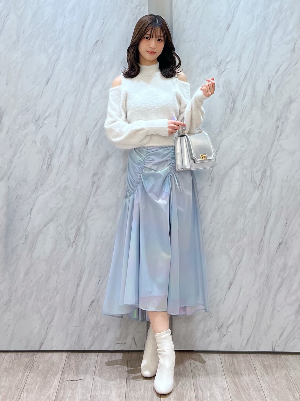 「MERCURYDUO(MERCURYDUO)、マーキュリーデュオ(MERCURYDUO)、骨格ウェーブ、オープンショルダー、ふわふわニット、シャギーニット、白ニット、寒色系、ブルー、ブルーコーデ、ブルー x ホワイト、水色、オーロラ、ディズニーコーデ、ディズニー」｜「MERCURYDUOのオープンショルダーミニシャギーニット（ニット/セーター、ホワイト系）」を使った、mihoさん（レディース・163cm）の冬コーディネートの1枚目の写真