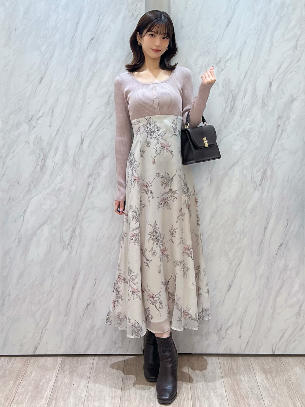 アルページュ【清楚】コーデ 昔から自分の癖だなと思うのは、🙏このポーズかも。 窓際に座っ