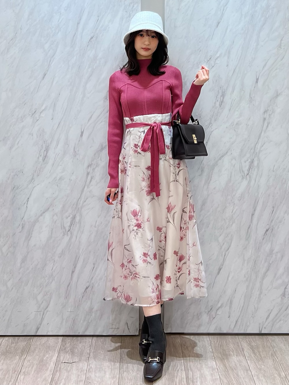 「大人コーデ、大人かわいい、冬服、きれいめカジュアル、あったかコーデ、キレイめ、レディースファッション、ootd、デートコーデ、ワンピ、ワンピース、ワンピーススタイル、バケハ、MERCURYDUO(MERCURYDUO)、マーキュリーデュオ(MERCURYDUO)」｜「MERCURYDUOのフラワードッキングコルセットワンピース（ワンピース、ピンク系）」を使った、mihoさん（レディース・163cm）の冬コーディネートの1枚目の写真