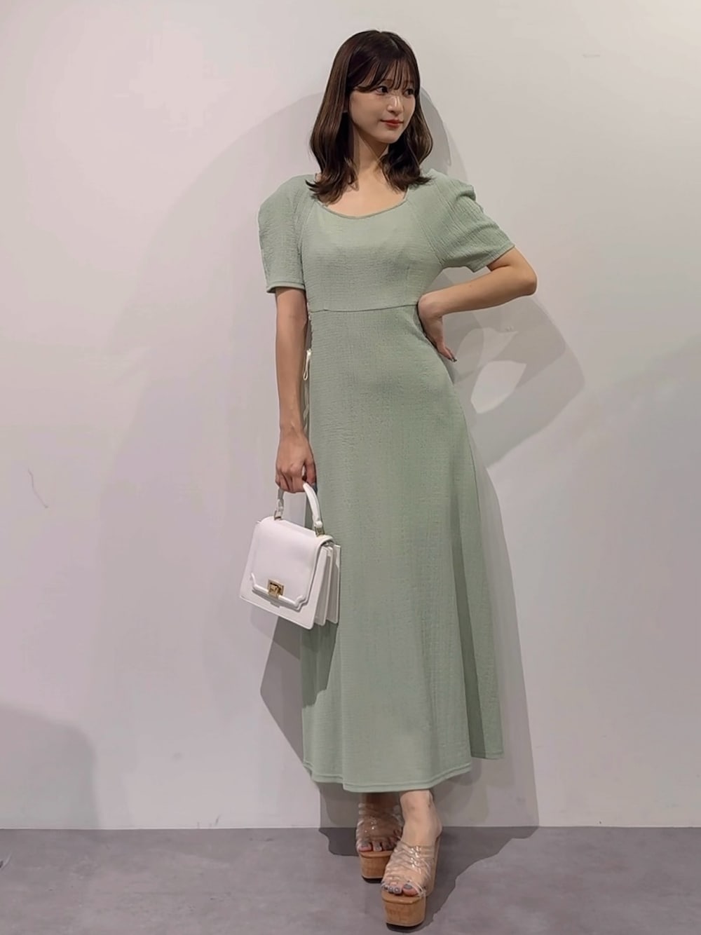 「ワンピース、ワンピーススタイル、ワンピースコーデ、ミントグリーン、フェミニン、フェミニンコーデ、大人女子、大人かわいい、大人ガーリー、きれいめコーディネート、キレイめコーデ、きれいめコーデ、骨格ウェーブ、MERCURYDUO(MERCURYDUO)、マーキュリーデュオ(MERCURYDUO)」｜「MERCURYDUOのサイドレースアップカットワンピース（ワンピース、グリーン系）」を使った、mihoさん（骨格ウェーブ・レディース・163cm）の秋コーディネートの1枚目の写真