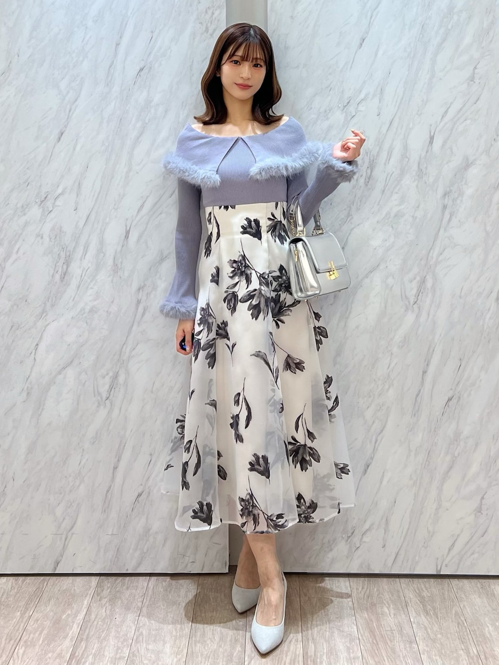「MERCURYDUO(MERCURYDUO)、マーキュリーデュオ(MERCURYDUO)、骨格ウェーブ、オフショル、フレアスカート、花柄スカート、ブルーコーデ、寒色系、上品、大人フェミニン、大人可愛い、大人女子、大人ガーリー、大人かわいい、あざとかわいい」｜「MERCURYDUOのオフショルファイクファーニット（ニット/セーター、グレー系）」を使った、mihoさん（レディース・163cm）の冬コーディネートの1枚目の写真