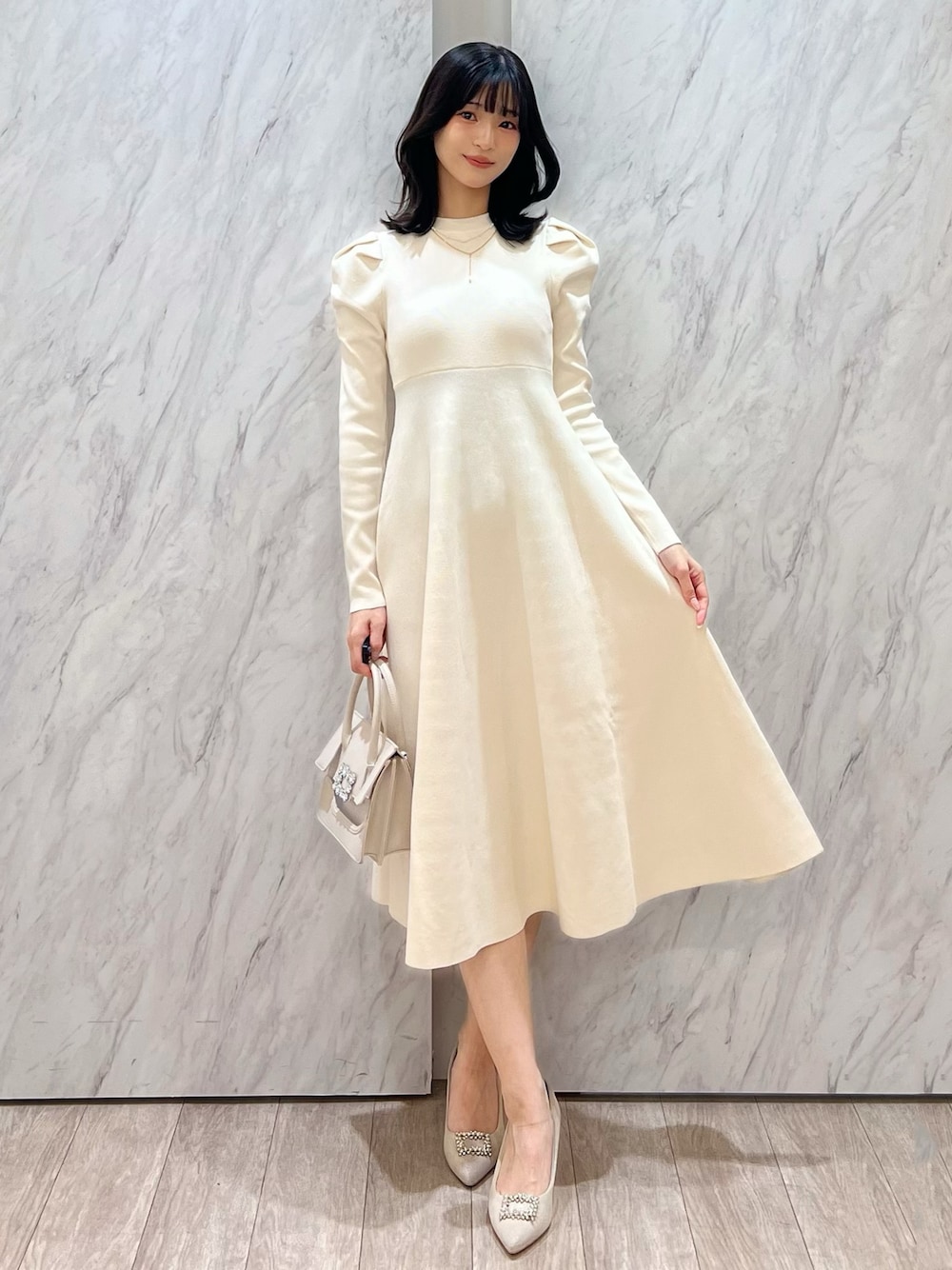 「MERCURYDUO(MERCURYDUO)、マーキュリーデュオ(MERCURYDUO)、骨格ウェーブ、お呼ばれスタイル、お呼ばれ、お呼ばれコーデ、ディナー、クリスマスコーデ、きれいめコーディネート、大人フェミニン、大人可愛い、ワンピース、忘年会、同窓会、女子会」｜「MERCURYDUOのハイゲージフレアニットワンピース（ワンピース、ホワイト系）」を使った、mihoさん（レディース・163cm）の冬コーディネートの1枚目の写真