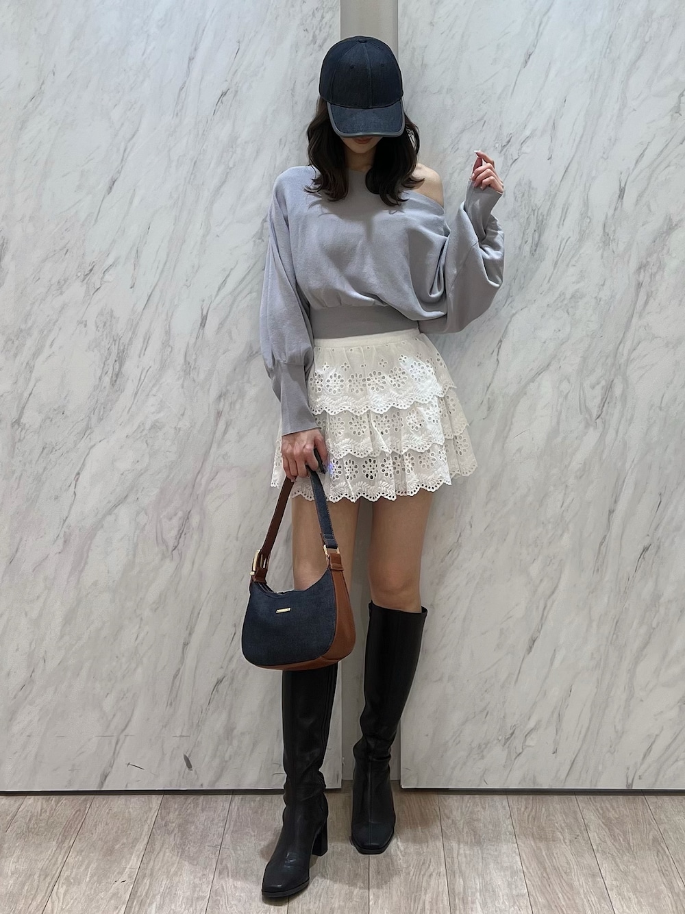 「キャップ、キャップ女子、ミニスカート、オフショル、オフショルダー、ワンショルダー、フェミニン、フェミニン×カジュアル、フェミニンコーデ、ガーリー、ガーリーコーデ、ガーリーカジュアル、トレンド、MERCURYDUO(MERCURYDUO)、マーキュリーデュオ(MERCURYDUO)」｜「MERCURYDUOのデニム配色パイピングキャップ（キャップ、ブルー系）」を使った、mihoさん（骨格ウェーブ・レディース・163cm）の春コーディネートの1枚目の写真