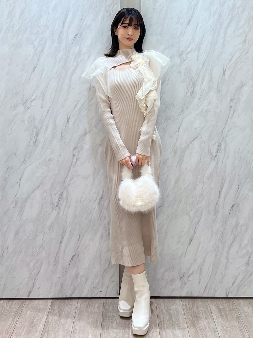 「MERCURYDUO(MERCURYDUO)、マーキュリーデュオ(MERCURYDUO)、骨格ウェーブ、マーメイドワンピース、ニットワンピース、ニットワンピ、ファー小物、ファーバッグ、淡色コーデ、淡色女子、淡色、ベージュ、ベージュコーデ、お呼ばれスタイル、お呼ばれ」｜「MERCURYDUOの異素材コサージュニットワンピース（ワンピース、ホワイト系）」を使った、mihoさん（レディース・163cm）の秋コーディネートの1枚目の写真