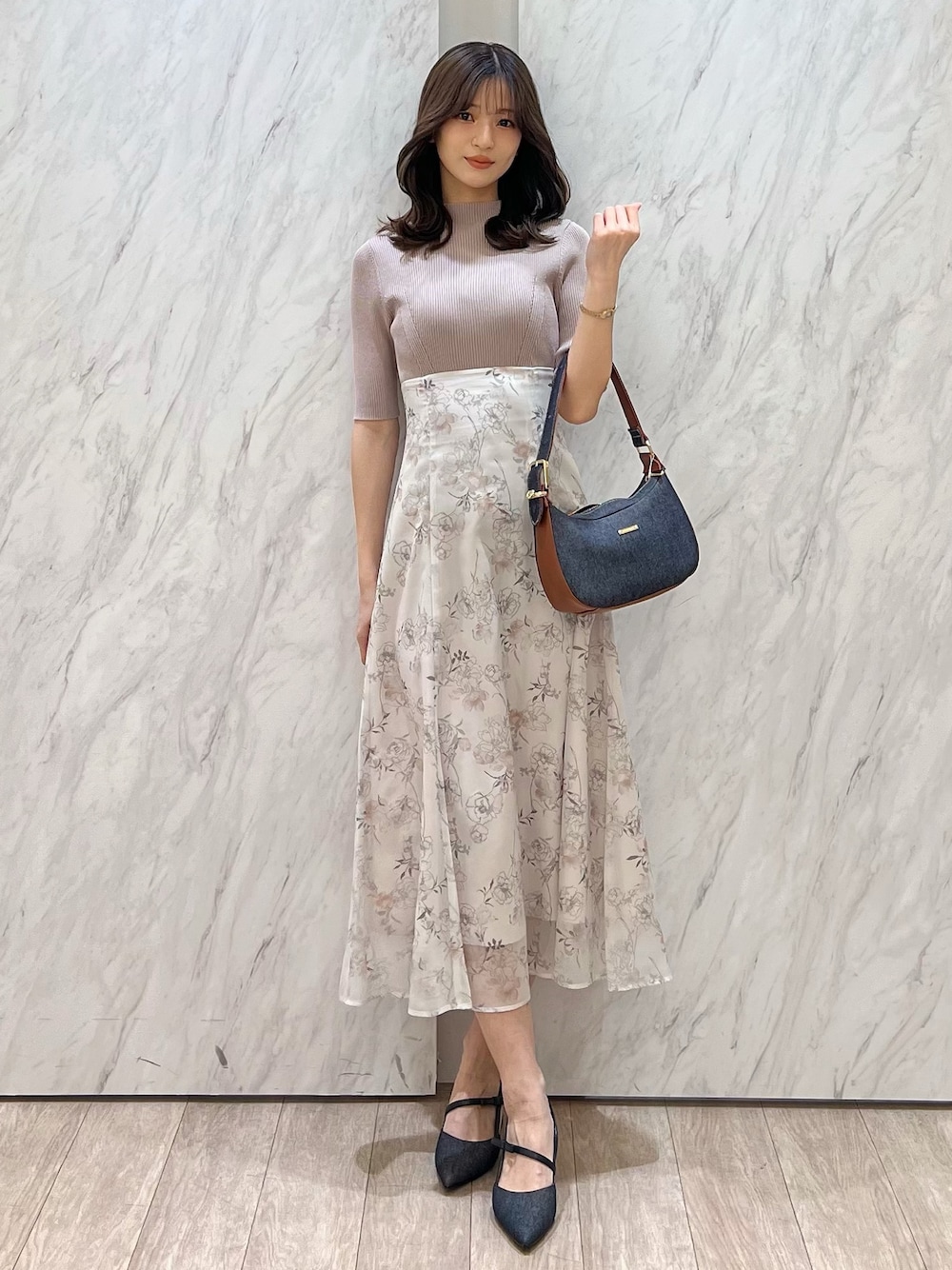 「今日のコーデ、ドライブ、女子会、春カラー、オトナカワイイ、オトナガーリー、大人可愛い、ワンピ―ス、フェミニンコーデ、デニムバッグ、花柄ワンピース、半袖ワンピース、ワンピ、ワンピース、ワンピーススタイル」｜「MERCURYDUOのレイヤード花柄ニットドッキングワンピース（ワンピース、ベージュ系）」を使った、mihoさん（骨格ウェーブ・レディース・163cm）の春コーディネートの1枚目の写真