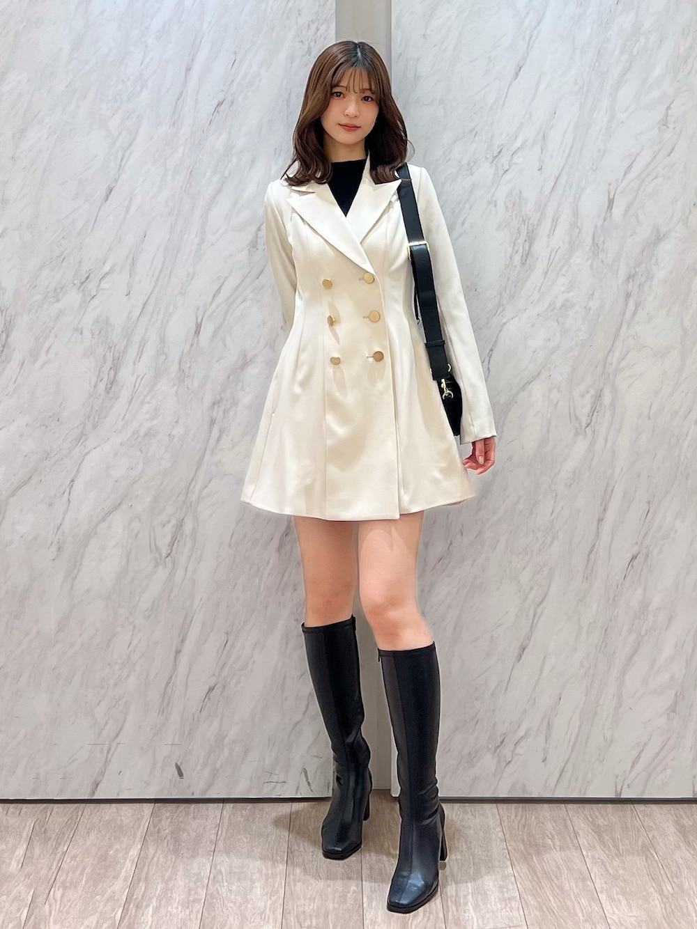 「MERCURYDUO(MERCURYDUO)、マーキュリーデュオ(MERCURYDUO)、骨格ウェーブ、ミニスカート、ミニワンピ、ジャケット、ジャケットスタイル、ジャケットコーデ、ワンピース、ワンピーススタイル、ワンピースコーデ、春服、ロングブーツ、大人かわいい、オトナカワイイ」｜「MERCURYDUOのストレッチロングブーツ（ブーツ、ブラック系）」を使った、mihoさん（骨格ウェーブ・レディース・163cm）の冬コーディネートの1枚目の写真