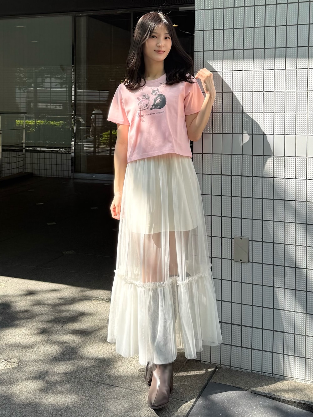 「デートコーデ、ロングスカート、きれいめカジュアル、Tシャツ、Tシャツコーデ、チュール、チュールスカート、ネコ、猫、フェミニン、フェミニンコーデ、MERCURYDUO(MERCURYDUO)、マーキュリーデュオ(MERCURYDUO)、ガーリー、大人ガーリー」｜「MERCURYDUOのCATプリントリボンTシャツ（Tシャツ/カットソー、ピンク系）」を使った、mihoさん（レディース・163cm）の夏コーディネートの1枚目の写真