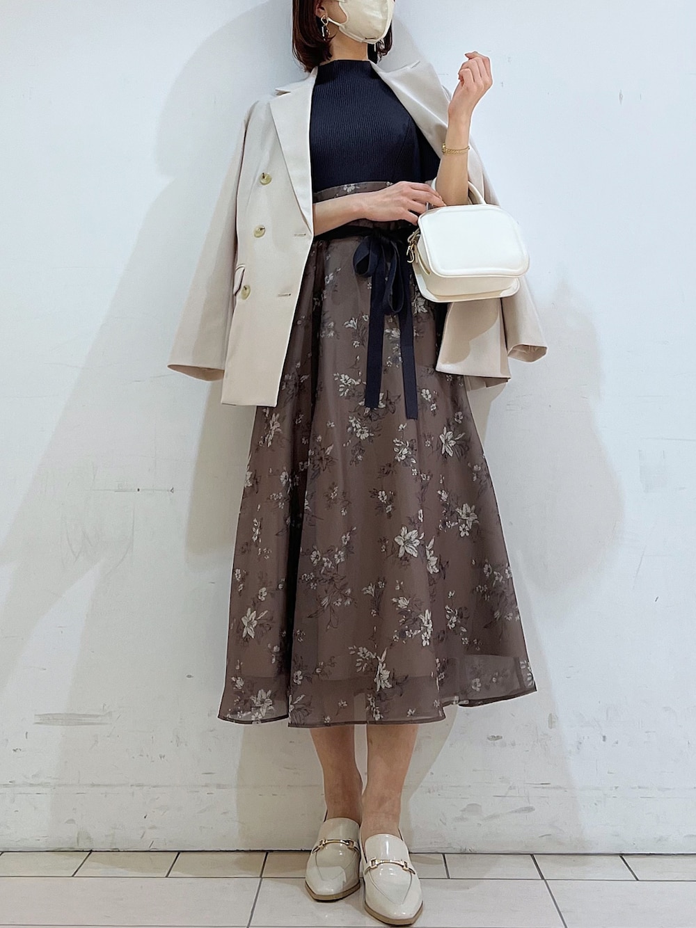 「MERCURYDUO(MERCURYDUO)、マーキュリーデュオ(MERCURYDUO)、骨格ウェーブ、ワンピース、ワンピーススタイル、ワンピースコーデ、ワンピ、花柄ワンピース、大人可愛い、大人ガーリー、大人女子、大人かわいい、大人フェミニン、デートコーデ、ほめられ本命コーデ」｜「MERCURYDUOのフラワーニットドッキングワンピース（ワンピース、ブラウン系）」を使った、mihoさん（レディース・162cm）の冬コーディネートの1枚目の写真