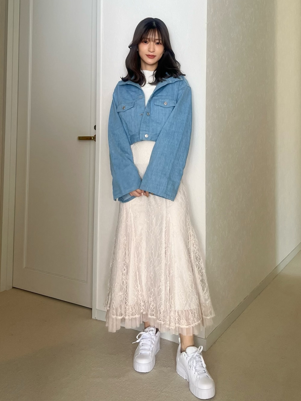 「デニムジャケット、レース、レーススカート、マーメイドスカート、カジュアルガーリー、大人カジュアル、大人女子、大人かわいい、大人ガーリー、フェミニン、フェミニンコーデ、デート、デートコーデ、モテ、MERCURYDUO(MERCURYDUO)」｜「MERCURYDUOの裾チュールレースマーメイドスカート（スカート、ホワイト系）」を使った、mihoさん（骨格ウェーブ・レディース・163cm）の春コーディネートの1枚目の写真