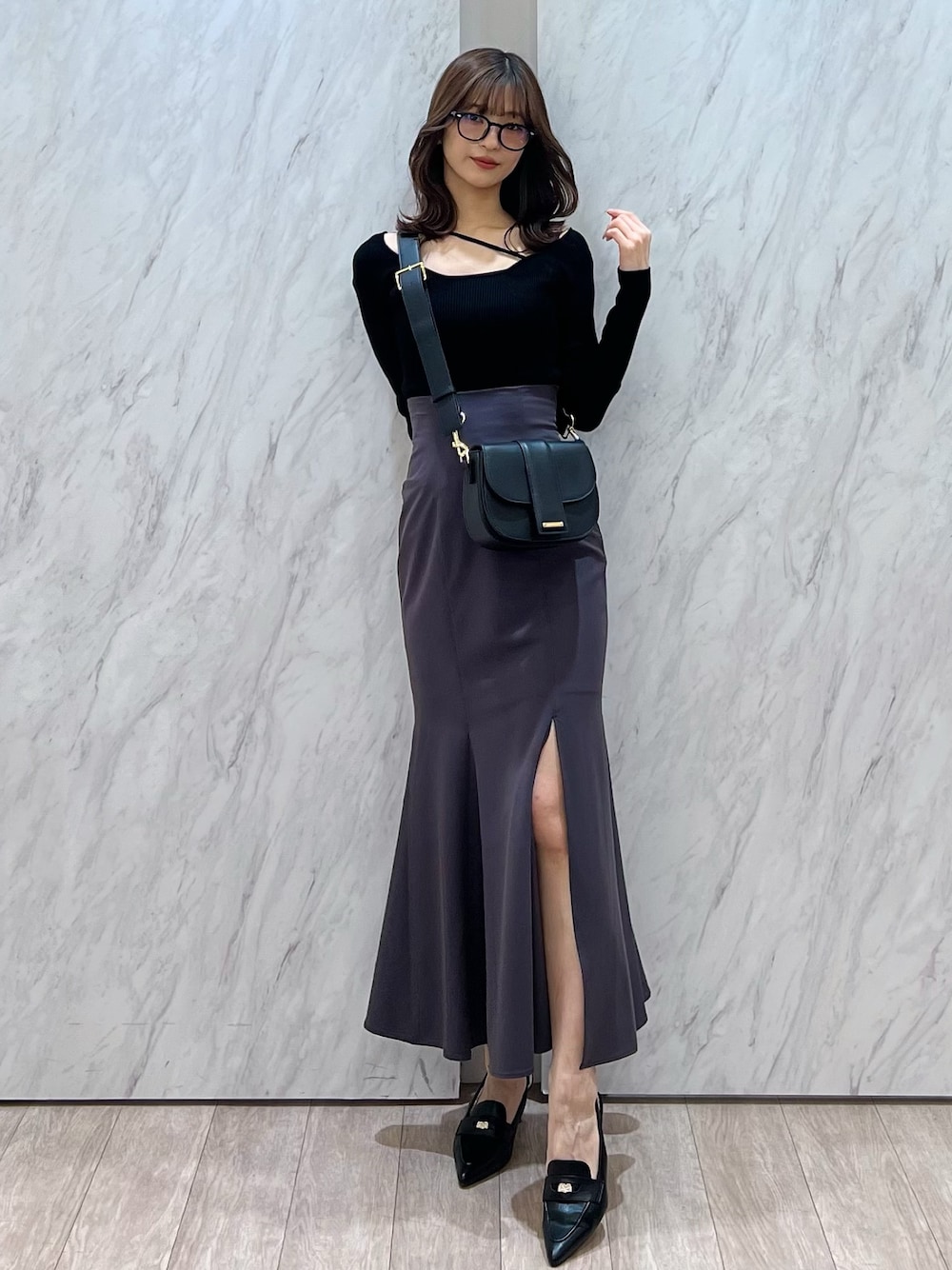 「MERCURYDUO(MERCURYDUO)、マーキュリーデュオ(MERCURYDUO)、骨格ウェーブ、マーメイドスカート、メガネ、メガネ女子、メガネコーデ、春ニット、オトナカジュアル、キレイめカジュアル、ブラックコーデ、大人可愛い、スリット、スリットスカート、お出かけコーデ」｜「MERCURYDUOのアシメナローストラップリブニット（ニット/セーター、ブラック系）」を使った、mihoさん（レディース・163cm）の冬コーディネートの1枚目の写真
