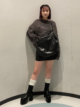 「MURUA（ムルーア）の【SET UP対応】ヴィンテージライクフェイクレザーミニスカート（スカート）」を使った、飯嶋菜奈さん（レディース・153cm）の秋コーディネート