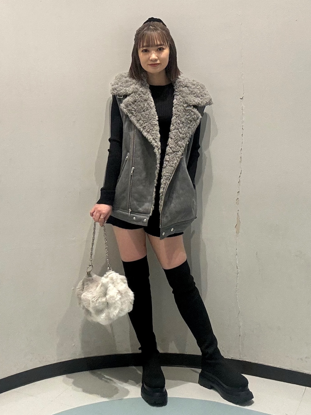 ブラック系のニット/セーター、ブラック系のその他パンツ、グレー系のムートンコートを着用したレディースの秋コーディネートの1枚目の写真