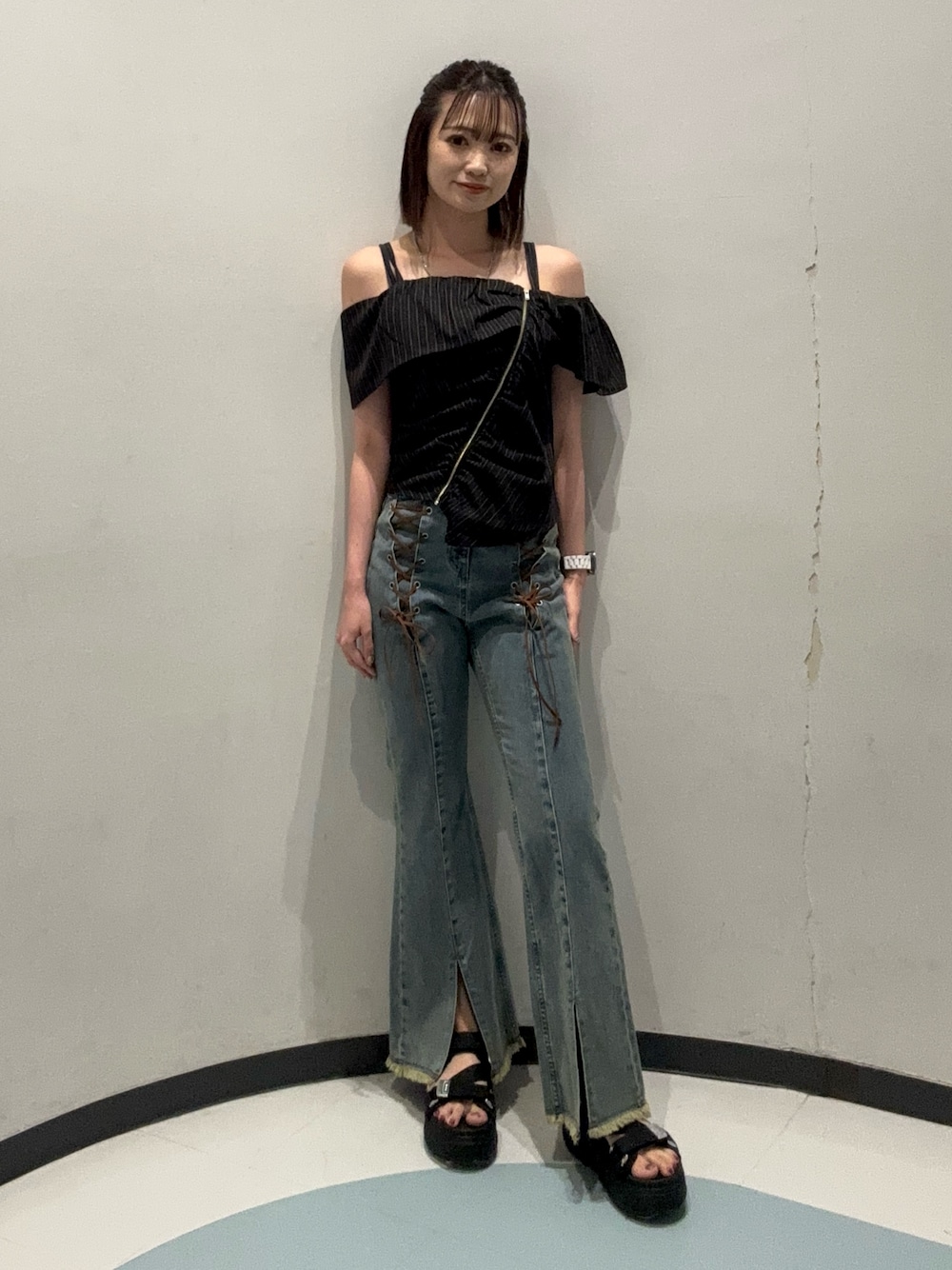 ブラック系のシャツ/ブラウス、ブルー系のデニムパンツ、ブラック系のサンダルを着用したレディースの夏コーディネートの1枚目の写真