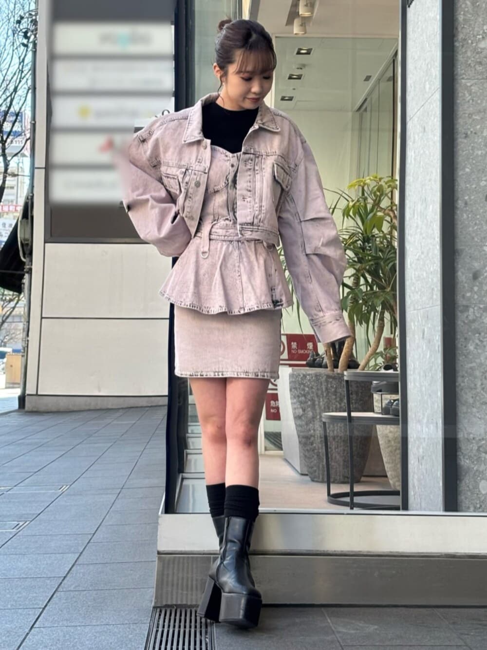 ピンク系のデニムジャケット、ピンク系のその他トップス、ピンク系のデニムスカートを着用したレディースの冬コーディネートの1枚目の写真