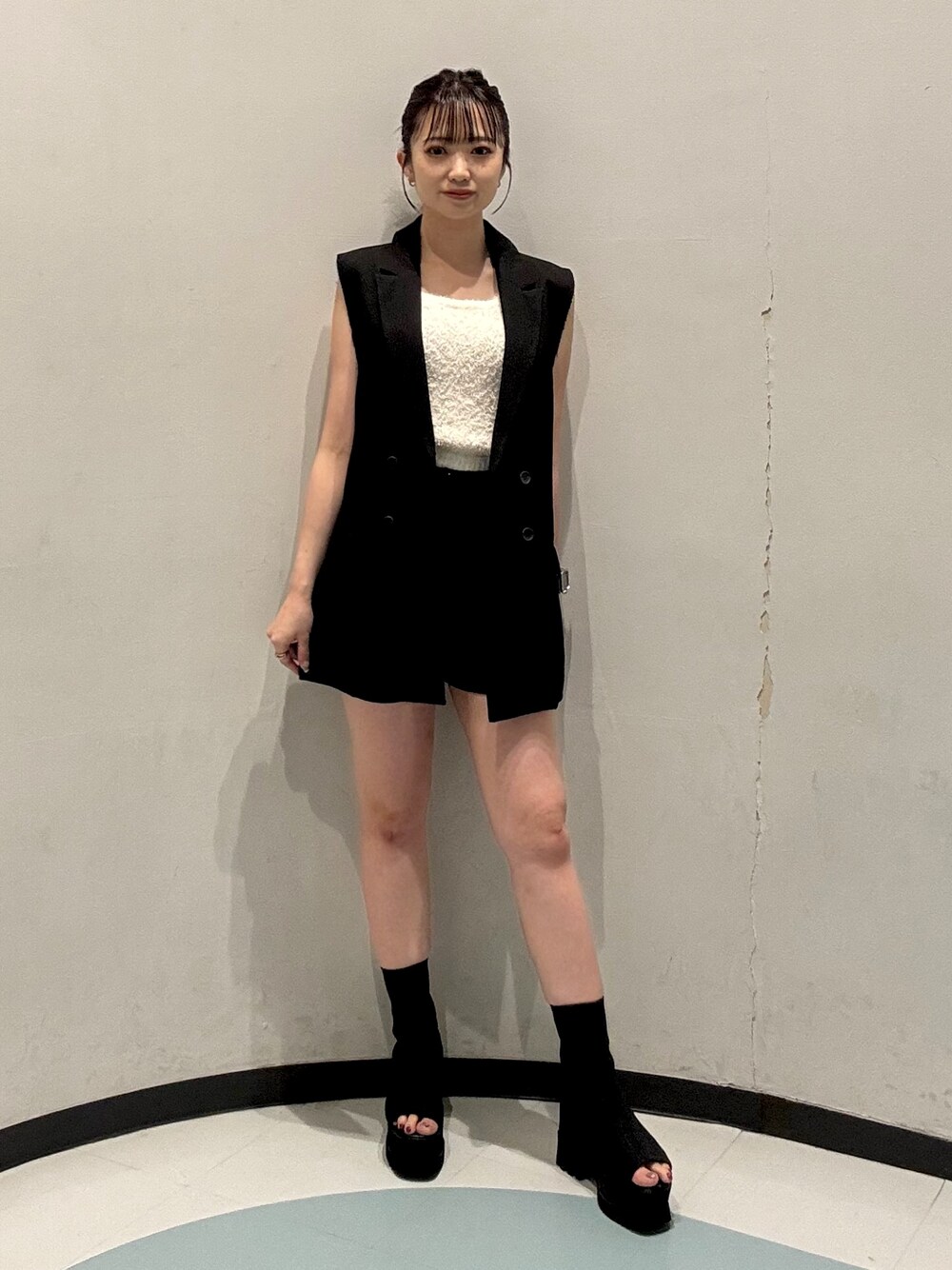 ブラック系のその他パンツ、ホワイト系のニット/セーター、ブラック系のベストを着用したレディースの夏コーディネートの1枚目の写真