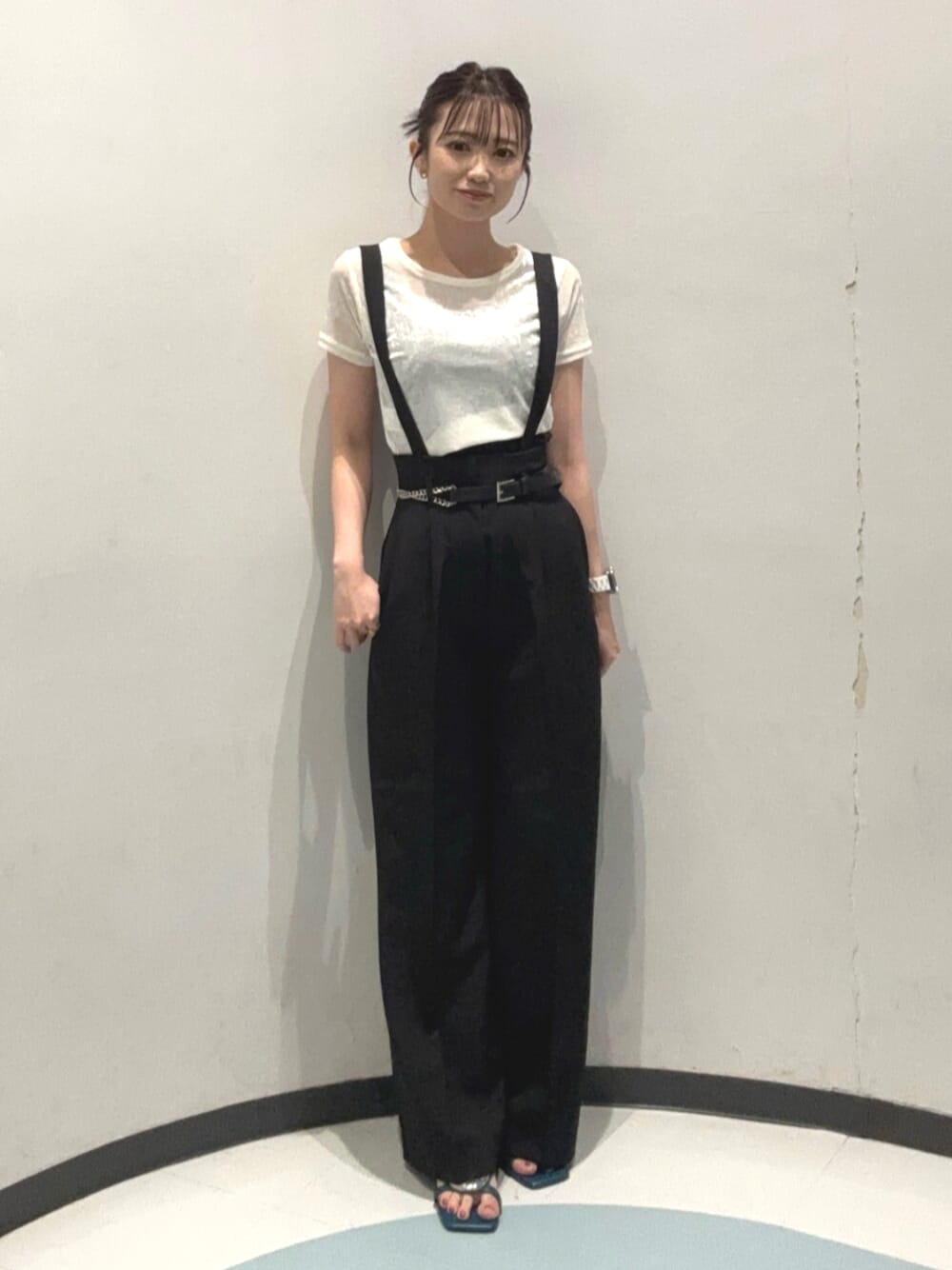 ブルー系のサンダル、ブラック系のスラックス、ホワイト系のTシャツ/カットソーを着用したレディースの夏コーディネートの1枚目の写真